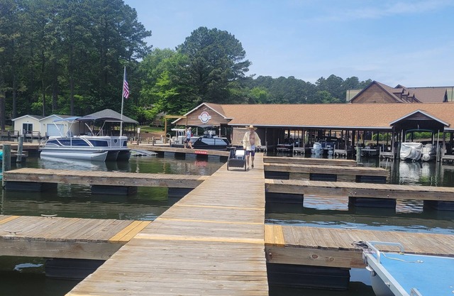 Lake Tillery 7 Minutes to Marina! Sleeps 8, Large Deck with WiFi and AC