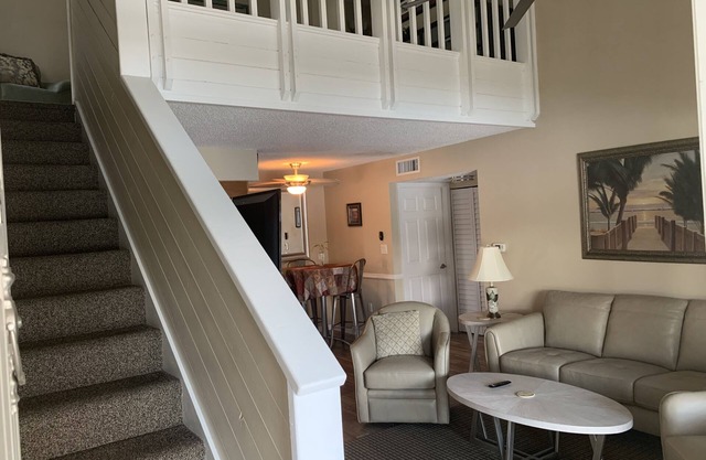 Lake View 2 Bed 2 Bath LOFT With Pool, Gym, Pickleball - L@K FOR DISCOUNTS !