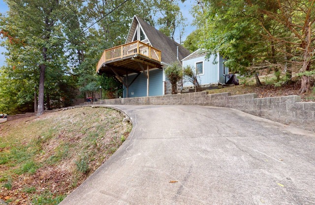 Lake-view condo with balcony, firepit, outdoor pool, 2 kayaks, & washer/dryer