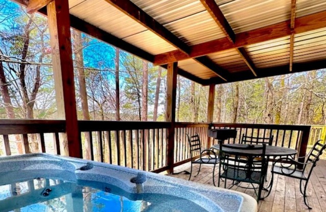 Lake view cottage on Lake Greeson with private hot tub!