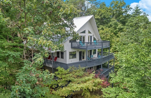 Lake View of Fontana Lake close to Great Smoky Mountains and Tail of the Dragon
