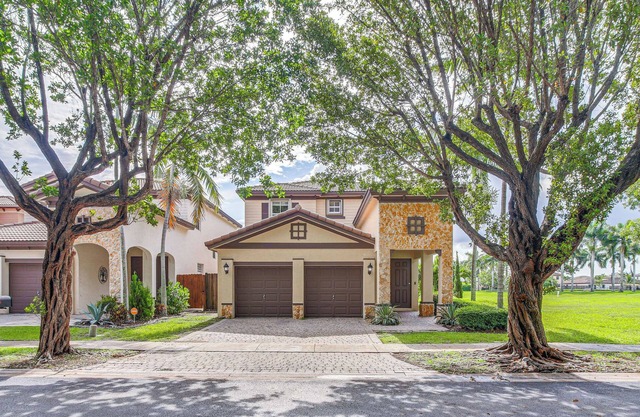 Lake Views: Remote Working Hub in Homestead