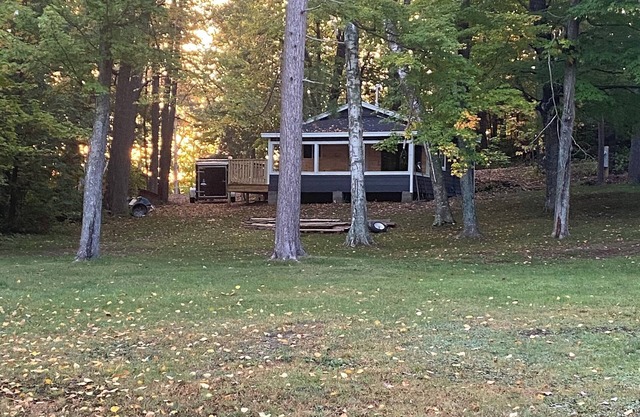 Lakefront 2Bed 1Bath with enclosed screen porch. Westerly view GORGEOUS Sunsets!