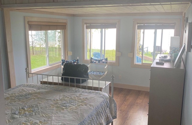 Lakefront 2bedroom cottage with loft! Right on Lake Erie! Private beach!