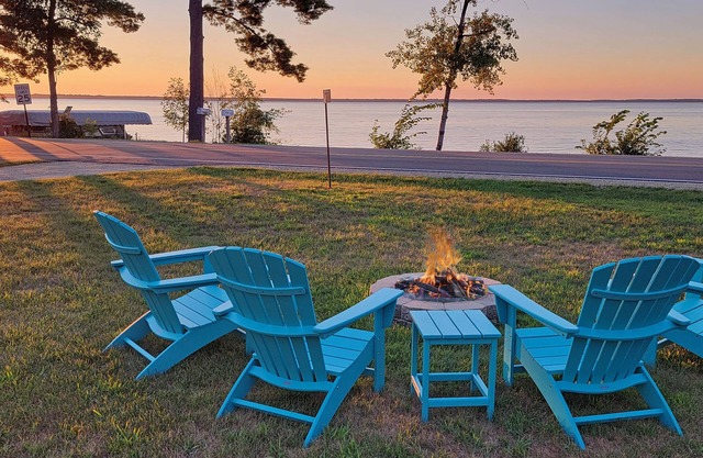 Lakefront 3-bedroom cottage with private dock & amazing sunset view