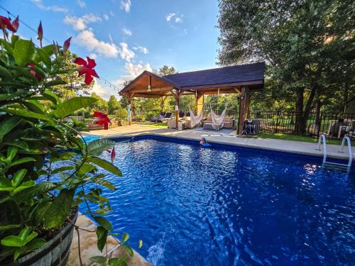 Lakefront 6BR house with Pool, Game Room & Private Pier