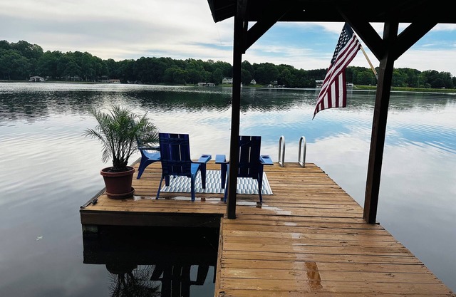 Lakefront Autumn Getaway: Firepit, S’mores, Fishing, Golf, Apples