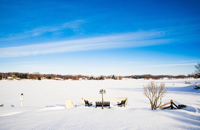 LAKEFRONT! BOOK NOW for a beautiful getaway! Up to 12 Guests - Pets