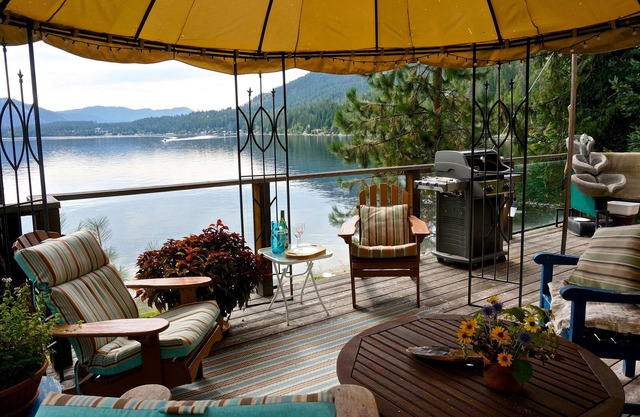 Lakefront Cedar Cottage on Christina Lake, BC