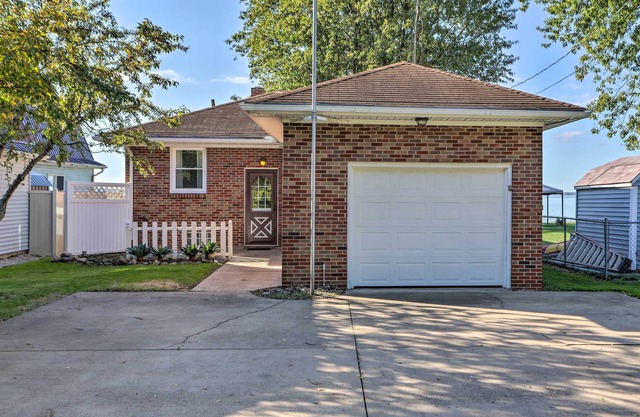 Lakefront Cottage w/Fishing & Private Yard!