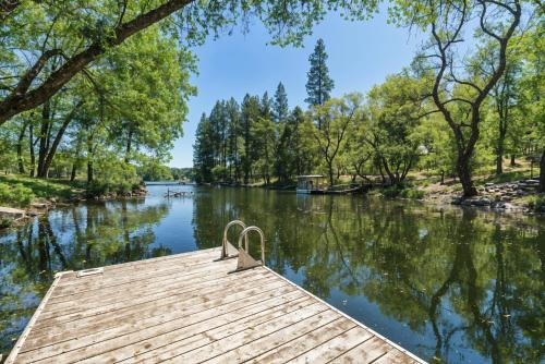 Lakefront Cozy Cabin on the Cove