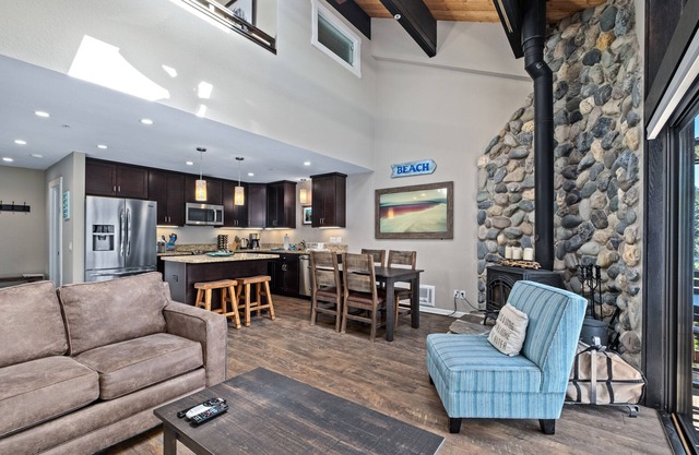 Lakefront Donner Condo with Panoramic Views, Minutes to Sugar Bowl!