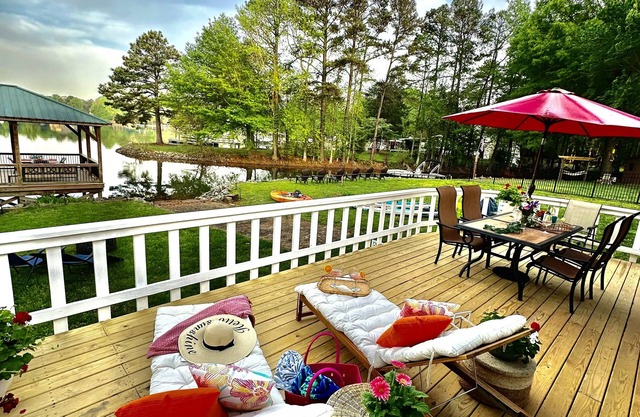 Lakefront Fish Camp & Farm View- Kayak, Paddleboard , Firepit, Fishing & Dock !