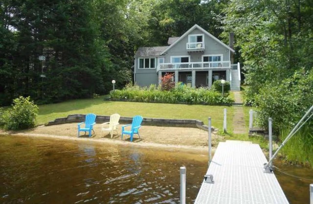 Lakefront home with hot tub, beach, skiing nearby in tranquil Barnstead