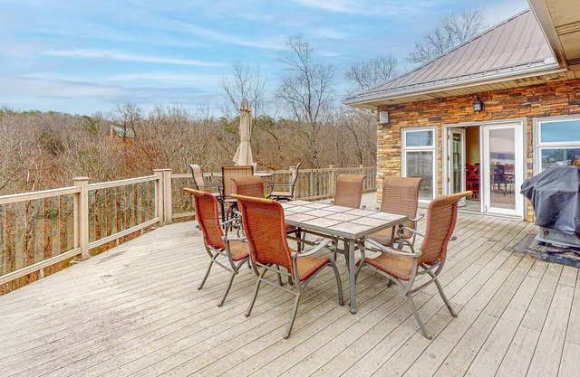Lakefront home with hot tub, firepit, washer/dryer, kayaks, & hammocks