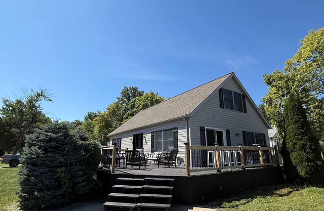 Lakefront Lodge + Sleeps 12 + Bay Views + Hot Tub