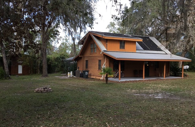 Lakefront Log Home, Screened Heated Pool, & Recreation House
