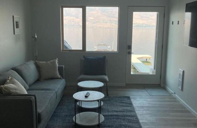 Lakefront Nest Beach House Suite