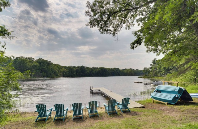 Lakefront Retreat: Deck, Grill & Private Dock!