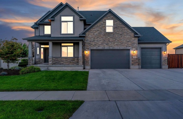 Lakefront retreat in Vineyard! Full gym, steam shower, and 1/2 acre for hosting