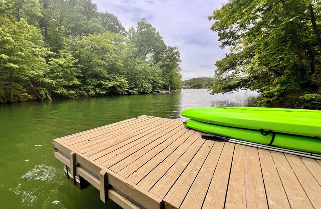 Lakefront Retreat - PrivatenDock + Kayak Rentaln - Remodeled - Family Friendly