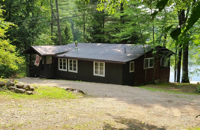 Lakefront Rustic 1930s dog friendly Cabin w/lg screened porch near Lake George