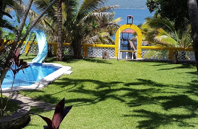 Lakefront Rustic House in Lago de Coatepeque