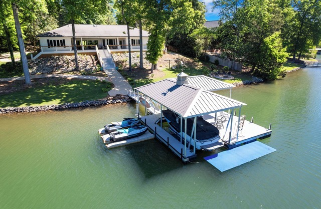 Lakefront Spacious 6BR~Family-Friendly+ Lily pad