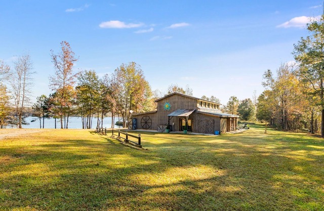 Lakehouse, Family, friend get-togethers. and Wedding Venue.