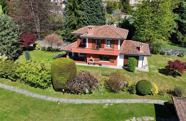 Lakes and mountains, spacious villa for 8 people in peaceful location big garden