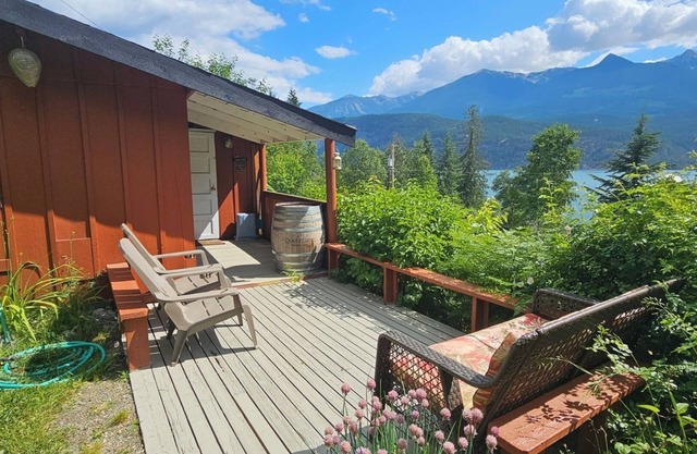 Lakeside Bungalow Cabin at Paradise Hills
