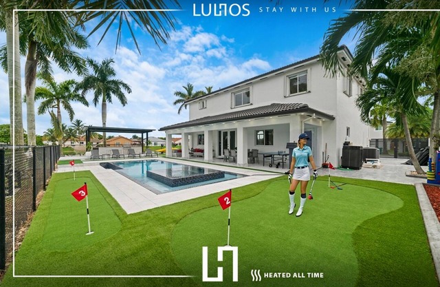 Lakeside Fun: Pool, Jacuzzi, Games & More!