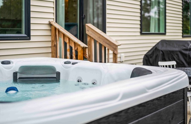 Lakeside Landing - Near Ark - with Hot Tub
