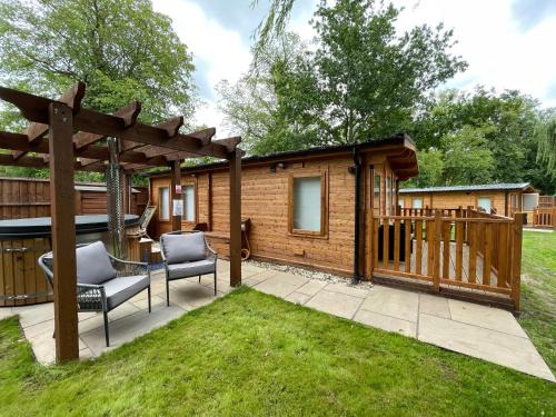 Lakeside Lodge 1, with Log burning Hot Tub