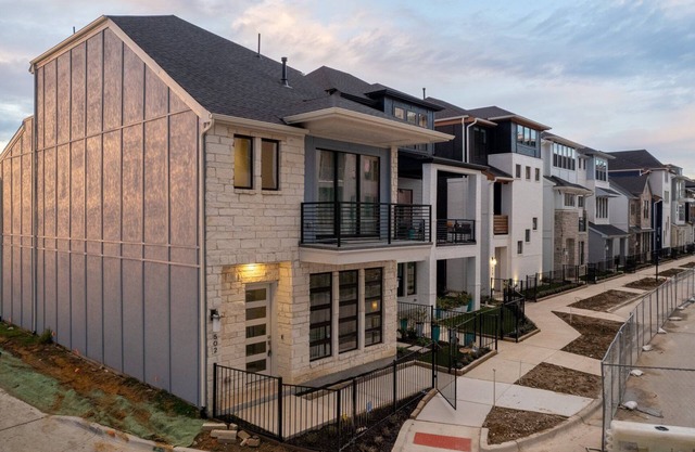 Lakeside Luxury Retreat Along Shoreline of Lake Hubbard