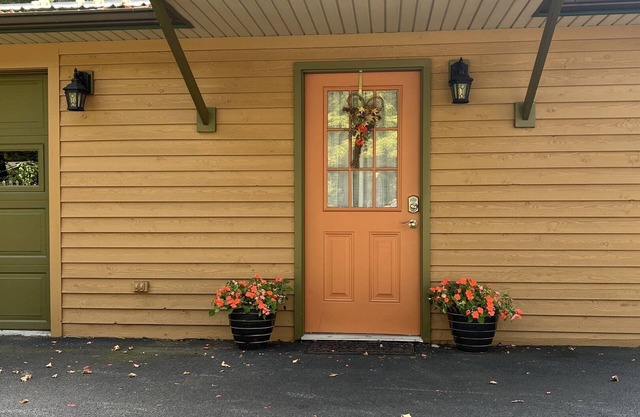 Lakeside Suite - private guest house suite on Goodyear Lake