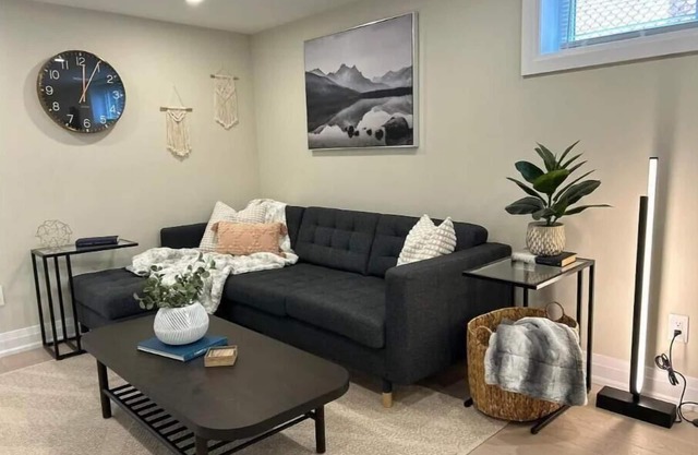 LakeView 2BR: Easy Access & Modern Comfort