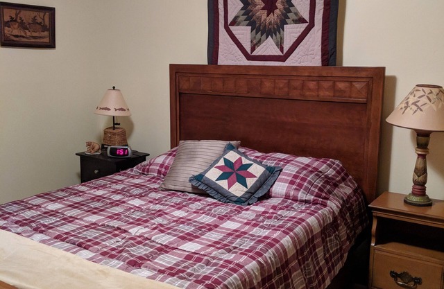 Lakeview Cozy Cottage Pocono Summit 2BR, Firepit, sleeps 6.