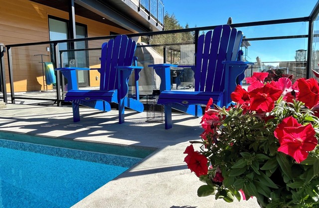 Lakeview Heated Pool Suite in Naramata Wine Region – 5-Star Rated Stay