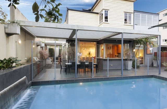 Lambert House Lower Level - Close to the Gabba, City and Valley. Two queen beds