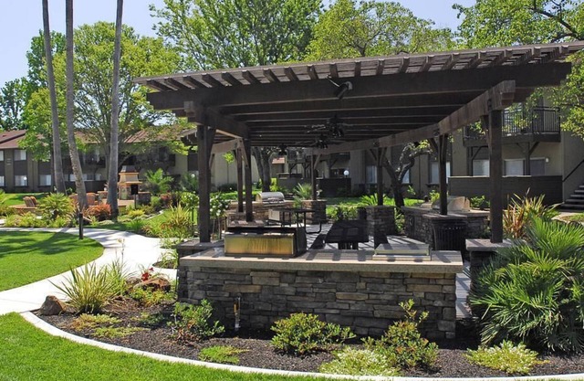 Landing at 98Hundred - 2 Bedrooms in Downtown Fair Oaks