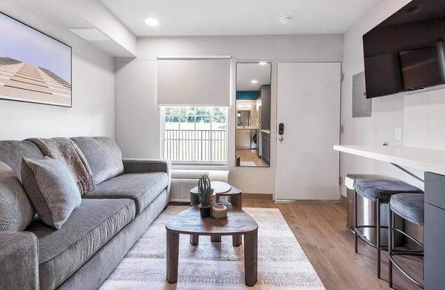 Landing | Chic Studio in Downtown Hermitage