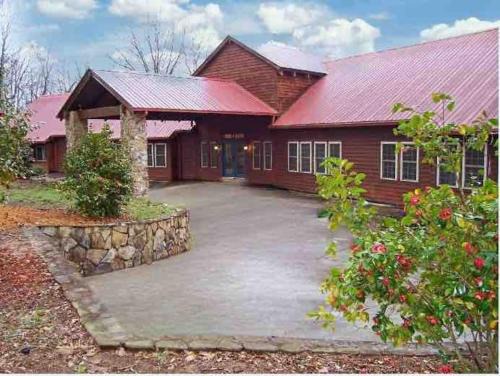 Laras Chateau at the Radio House, sleeps 30