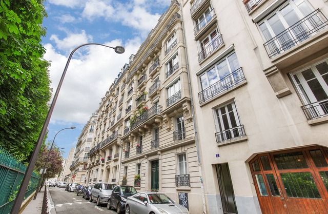 Large 3 room apartment with 2 double bedrooms/Paris 17th