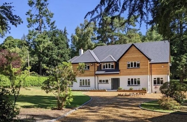 Large 5 Bedroom Family home set within 3/4 acre of beautiful gardens