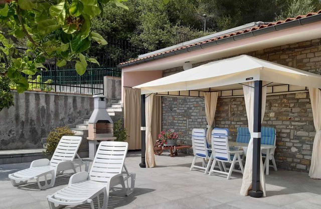 Large apartment in detached villa, garden, sea view, parking, WiFi