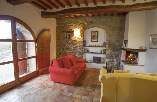 Large apartment with garden in an old farmhouse with swimming pool