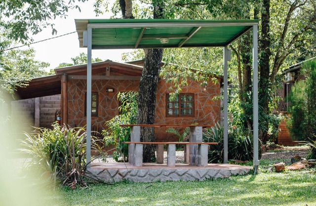 Large cabin with BBQ, pool and beautiful park