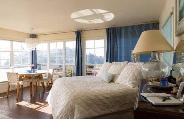 Large, Comfortable Room with views of both the Ocean and The Bay!