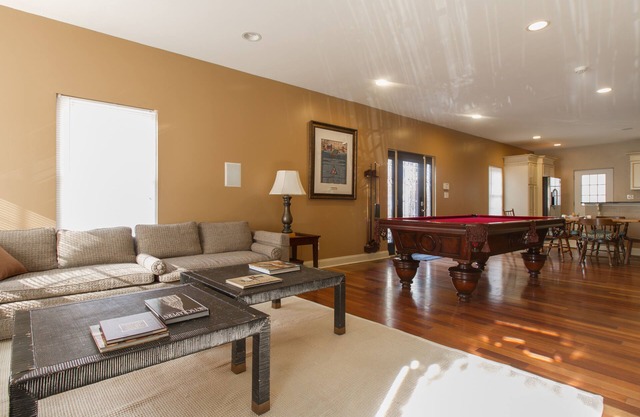 Large + Comfortable! Great Location! Sleeps 9!